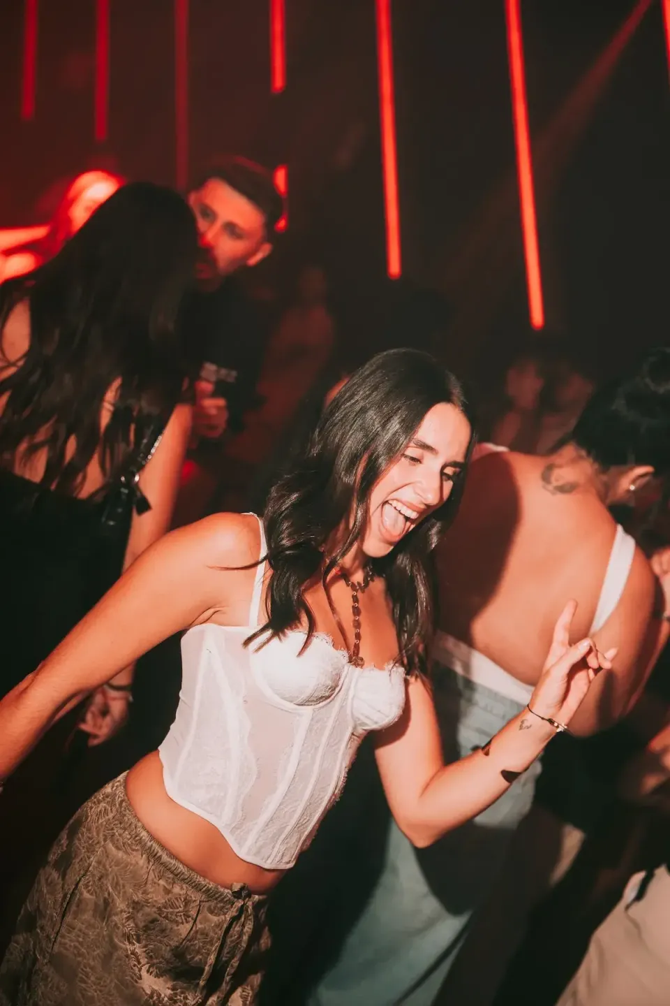 Grupo de amigas bailando entre el público