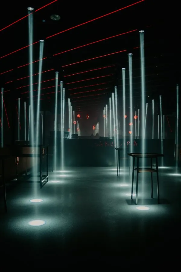 La sala vacía con columnas de luz